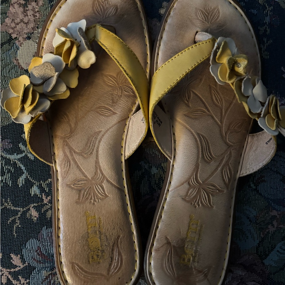 BORN Yellow Floral Flip Flop Sandals US8